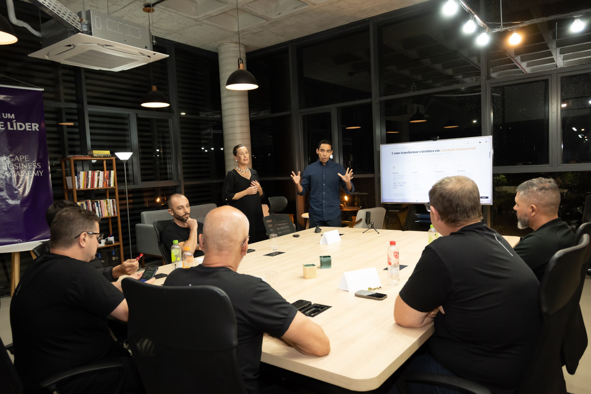 Equipe corporativa em jornada de aprendizagem